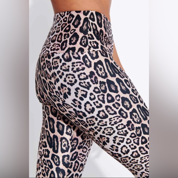 Onzie High-Waisted Full Length Leopard Leggings, Sz S/M - Picture 3 of 6